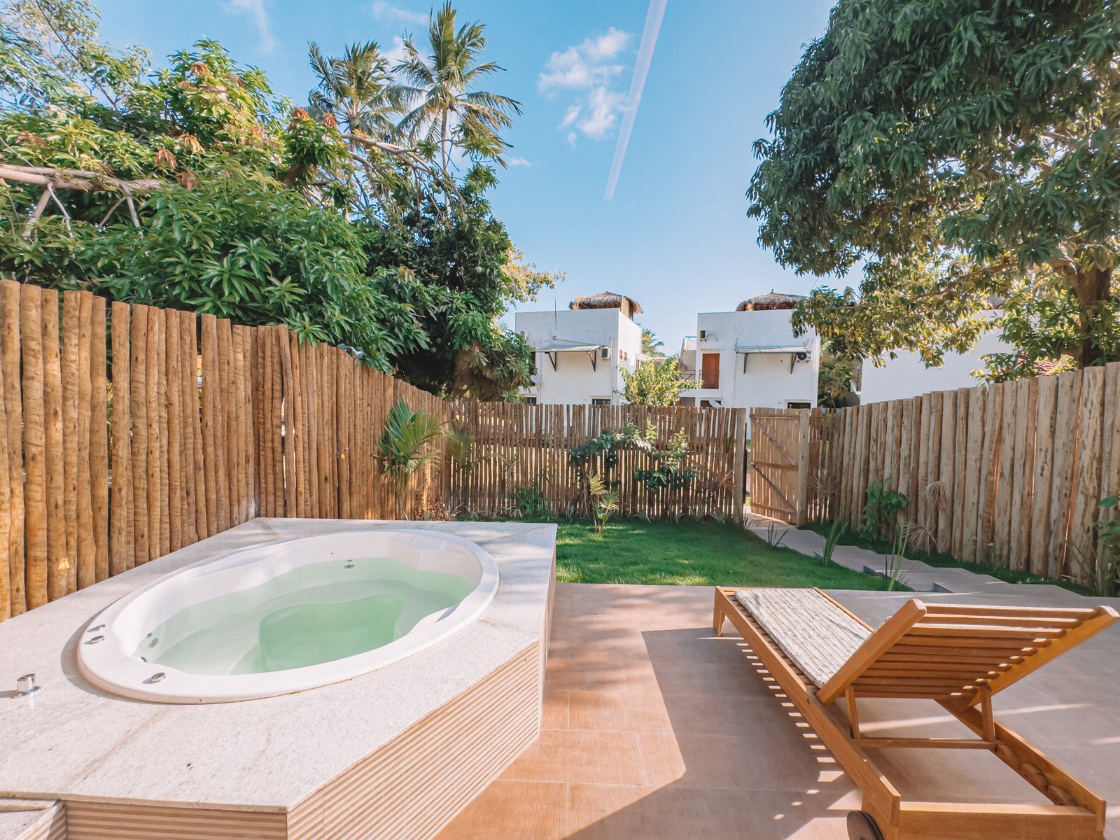 Bangalô com jacuzzi privativa, ideal para lua de mel em Japaratinga